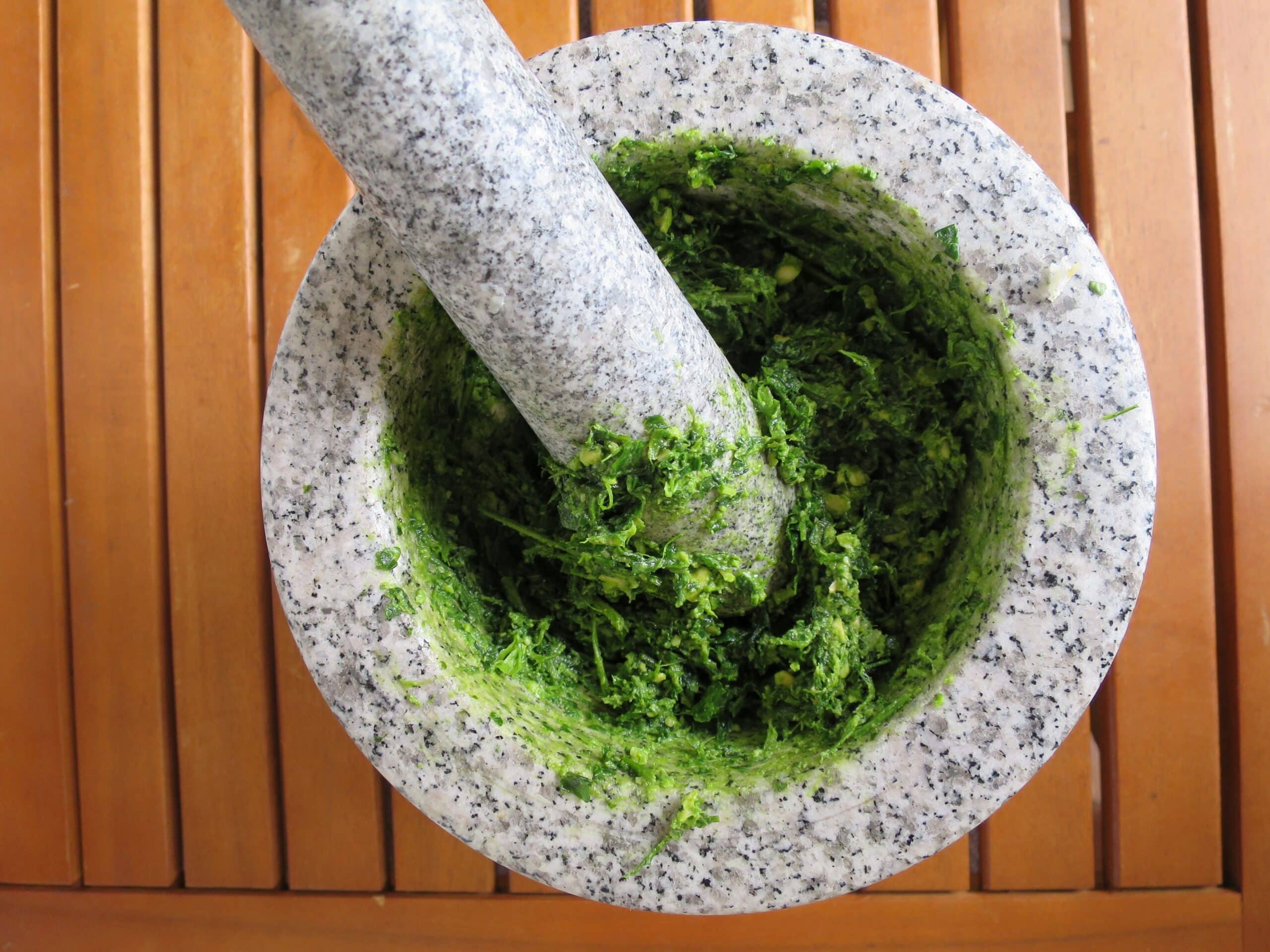 Granitmörser mit Pesto