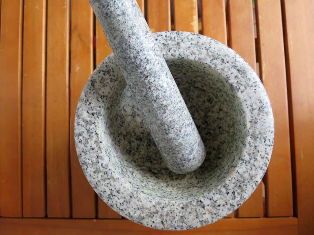 Granitmörser mit Stößel von oben – gut zu sehen ist die dicke Wand